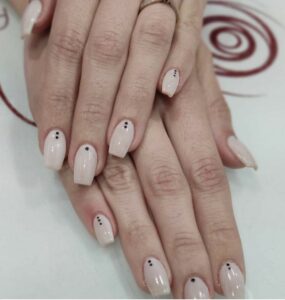 Manicura minimalista