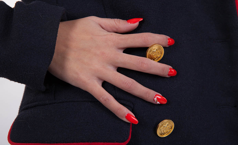 Coquette nails el estilo de manicura con tonos pastel, perlas y lazos