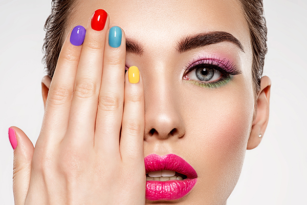 Las uñas Skittles arrasan en honor a los caramelos de colores