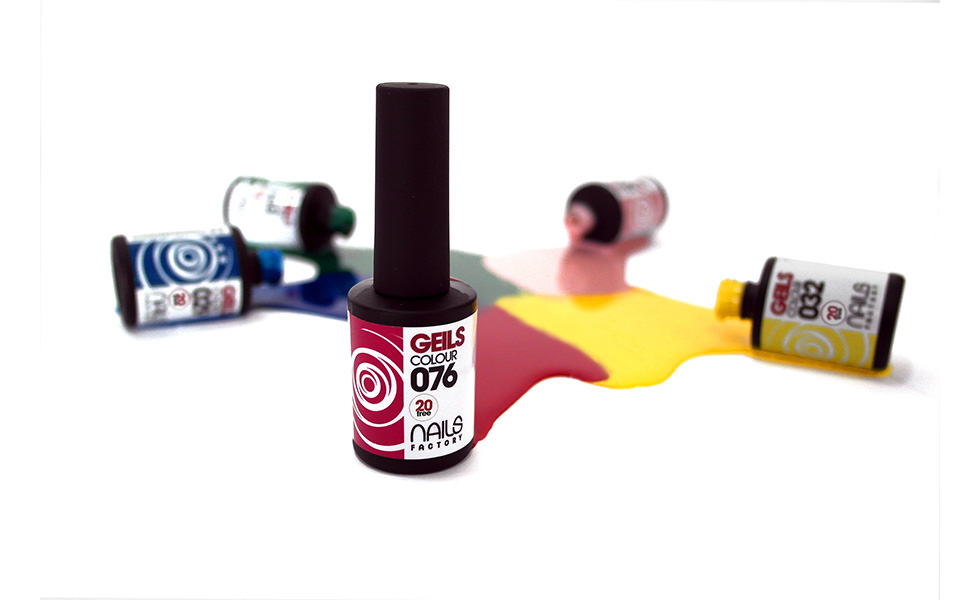 Manicura confetti decora tus uñas con la tendencia multicolor