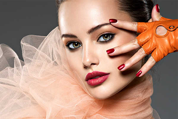 Manicura elegante para uñas cortas