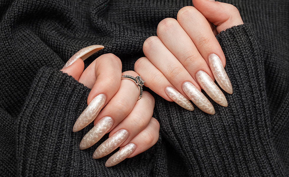 Uñas cromadas el efecto de uñas tendencia en redes