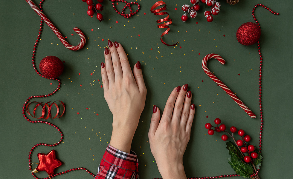 Uñas navideñas 2023 decoración y colores ideales