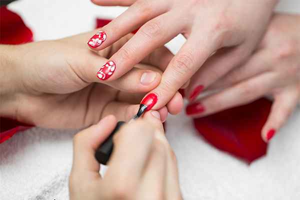 Uñas ‘daisy’ últimos diseños de uñas con flores y margaritas
