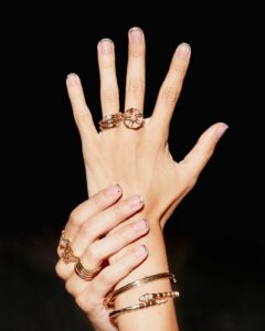 Manicura con joyas