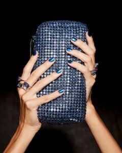 Manicura con joyas