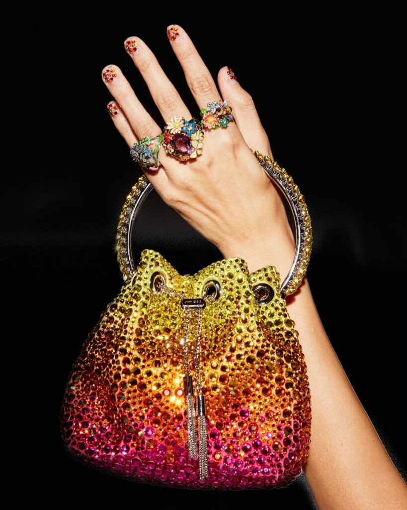 Manicura con joyas