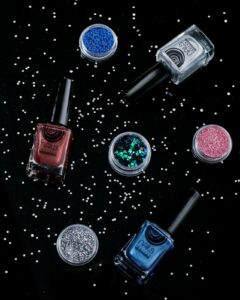 Manicura con joyas