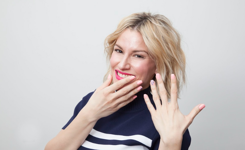 que color de uñas te hace ver mas joven