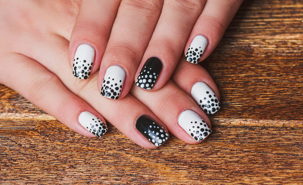 Conoce las divertidas dot nails, la manicura de lunares que arrasa