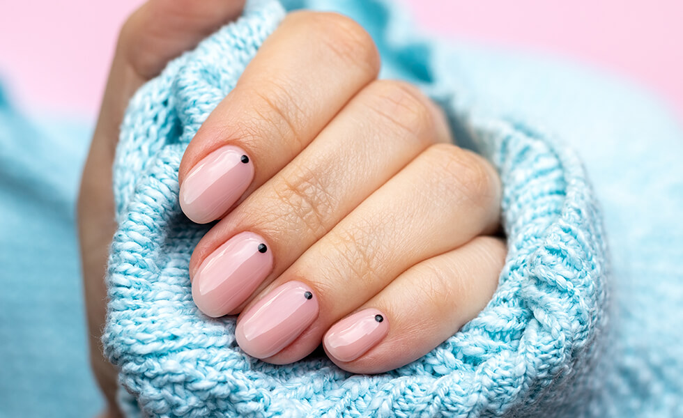 La manicura minimalista is the new black