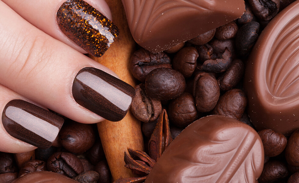 Manicura carey el match perfecto con el marrón chocolate