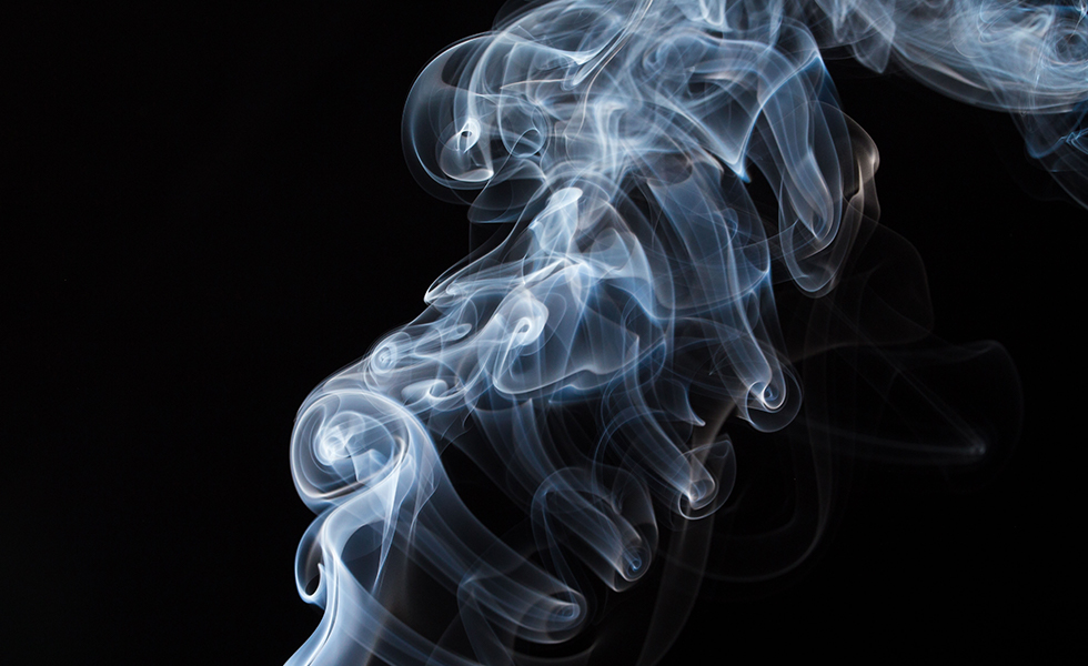 Uñas efecto humo colores y formas que pegarán fuerte